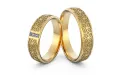 Obrączki ślubne grawerowane z żółtego złota z niebieskimi brylantami Au-1192