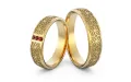 Obrączki ślubne grawerowane z żółtego złota z rubinami Au-1192