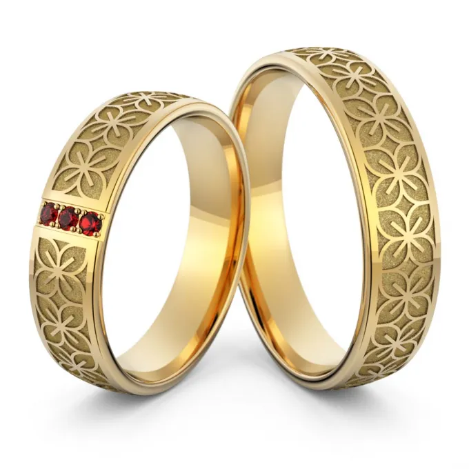 Obrączki ślubne grawerowane z żółtego złota z rubinami Au-1192