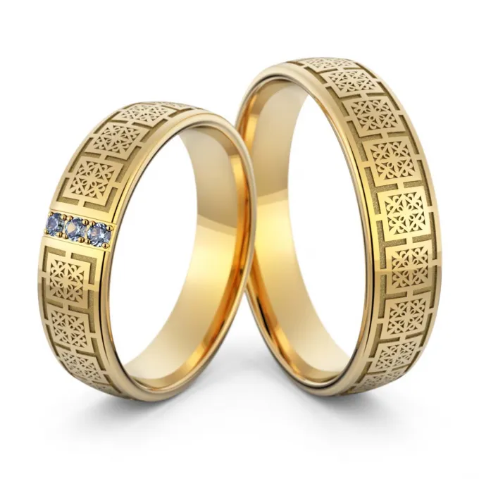 Obrączki ślubne grawerowane z żółtego złota z niebieskimi brylantami Au-1199