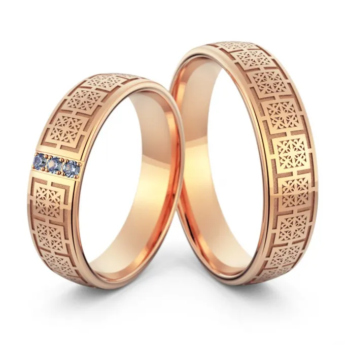 Obrączki ślubne grawerowane z różowego złota z niebieskimi brylantami Au-1199