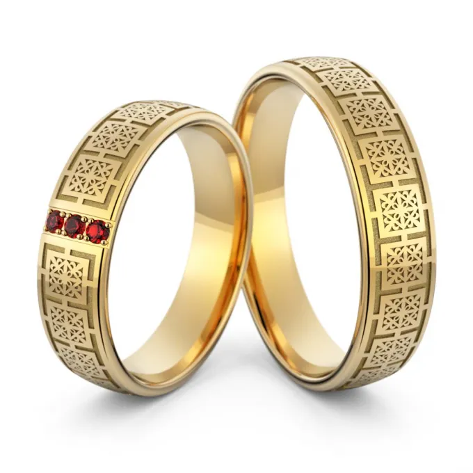 Obrączki ślubne grawerowane z żółtego złota z rubinami Au-1199