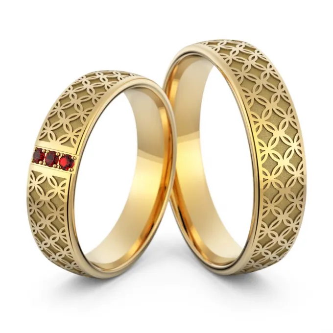 Obrączki ślubne grawerowane z żółtego złota z rubinami Au-1200